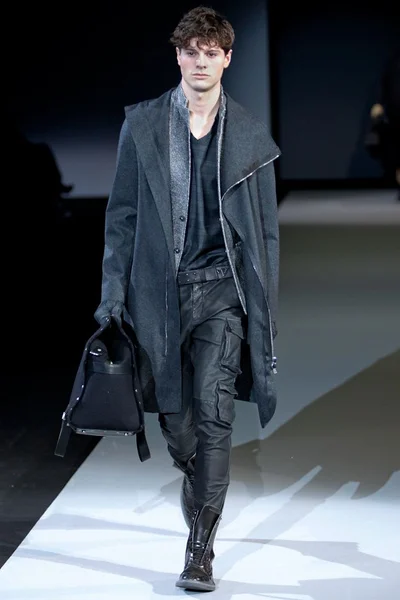 Look 16